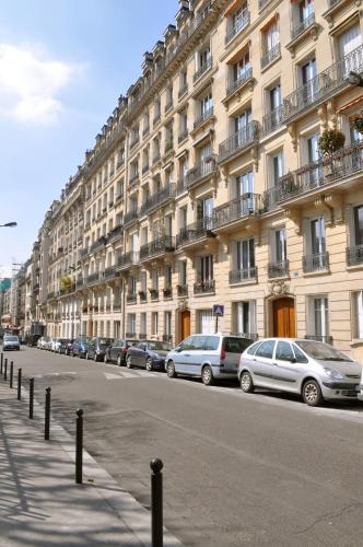Haussmann-style flat with Montmartre view