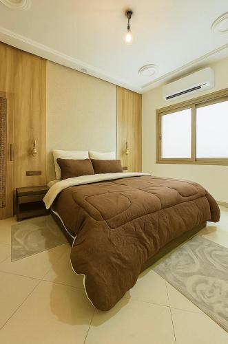 艾兹鲁Appartement avec un style de chalet的房间里有一张大床的卧室