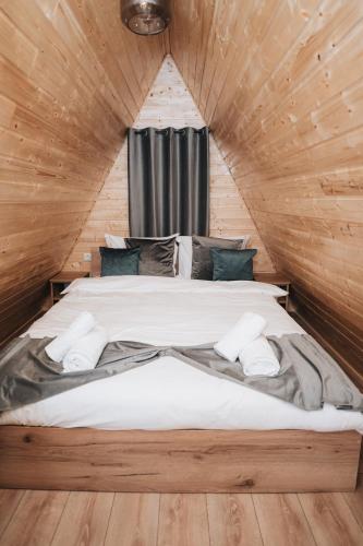 Postel nebo postele na pokoji v ubytování The DREAM A-frame Cabin