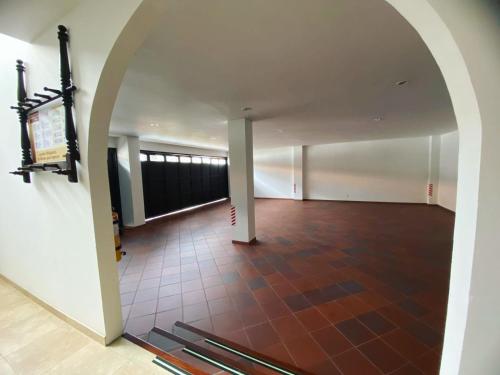 an empty room with a tile floor and an archway at Hotel San Gabriel Tibasosa in Tibasosa