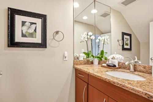 カパルアにあるKBM Resorts Spacious 2-Bedroom Kapalua Golf Collection Multi Unit Listing Golf Course Views 2 Free Rental Cars KGV-20T2T8の洗面台と鏡のあるバスルーム