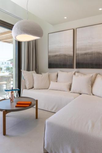 Postel nebo postele na pokoji v ubytování Lavea Suites Milos