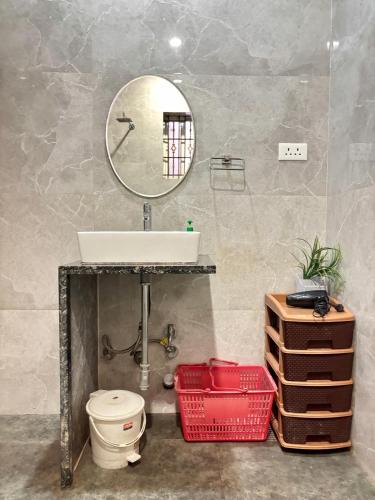 a bathroom with a sink and a toilet and a mirror at Villa Aroha Fieldside Haven in Parra