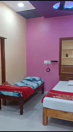 Una cama o camas en una habitación de Jayanna Family Stay Hampi