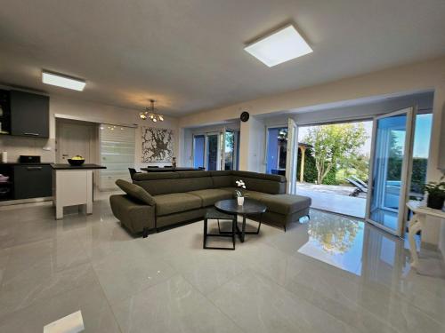 Villa Stella Maris Kastela - Private Pool & Steps to Beach