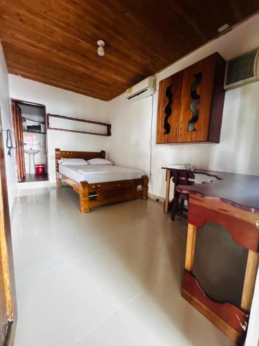 カプルガナにあるHostal Hilltop Capurganaのベッドとデスクが備わる客室です。
