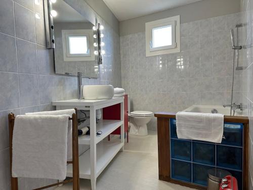 Ένα μπάνιο στο La maison de la Tour