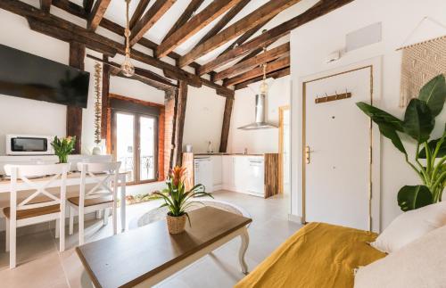 a living room with a table and a dining room at Cottage & Vintage in Madrid