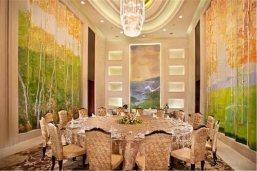 ein Esszimmer mit einem langen Tisch und Stühlen in der Unterkunft Lv Shou Hotel in Shanghai