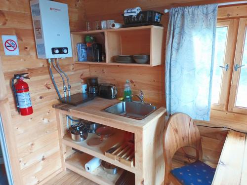 Kuchyň nebo kuchyňský kout v ubytování North Shore Retreat - OFF-GRID - OCEANfront