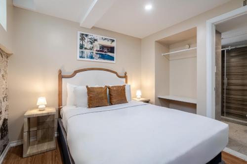 a bedroom with a large white bed and a window at Olympia Hotel by Lodgo in Montréal