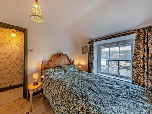a bedroom with a bed and a window at 4 Bed in Bala 94665 in Bala