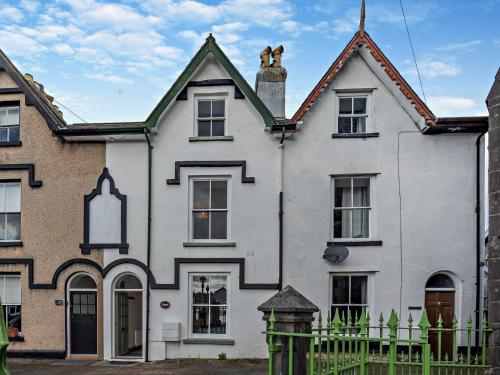 an old house with a chimney on the roof at 4 Bed in Bala 94665 in Bala