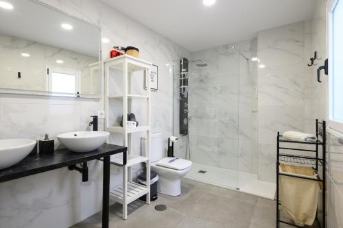 Bilik mandi di HJS Plaza Suites Apartments I