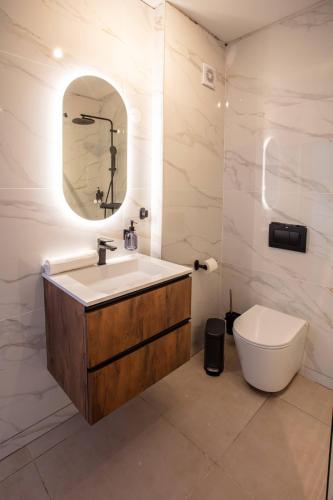 Go4Portugal - Solaina - Modern Condo with AC and Private Balcony