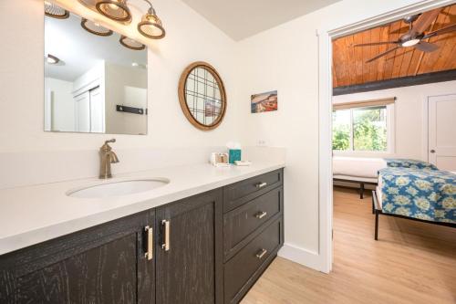 Katil atau katil-katil dalam bilik di KBM Resorts Spacious 4-Bedroom Napili Point Collection Multi Unit Listing Same Floor Ocean Views 2 Free Rental Cars NAP-C4243