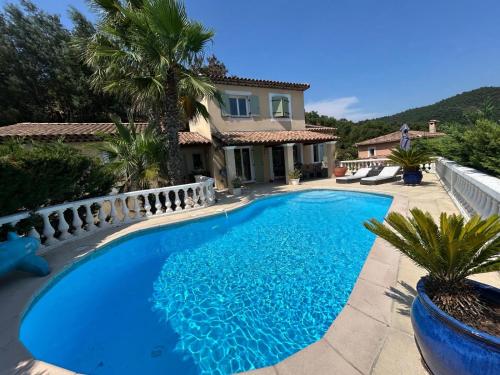une piscine devant une maison dans l'établissement Villa -Vue panoramique splendide -Piscine privée, à Auribeau-sur-Siagne