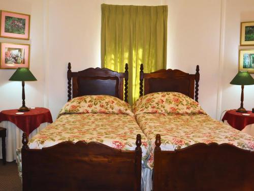 Кровать или кровати в номере Glory Hill Lodge