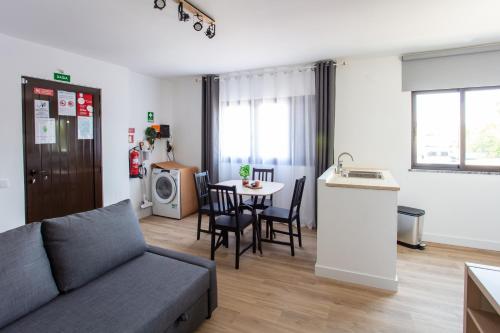 un soggiorno con un divano e un tavolo di Modern Condo with AC and Private Balcony - Go4Portugal ad Albufeira