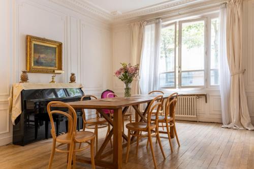 Luxurious 4 Bedroom Apartment next to The Eiffel Tower