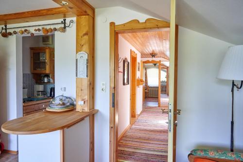 een hal met een deur naar een keuken met een tafel bij Ferienwohnungen Landhaus Gerum in St. Wolfgang