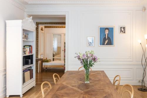 Luxurious 4 Bedroom Apartment next to The Eiffel Tower