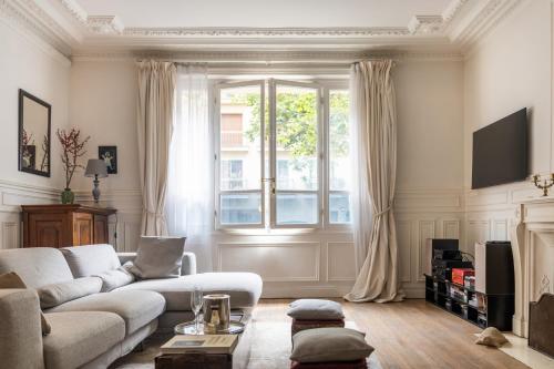 Luxurious 4 Bedroom Apartment next to The Eiffel Tower