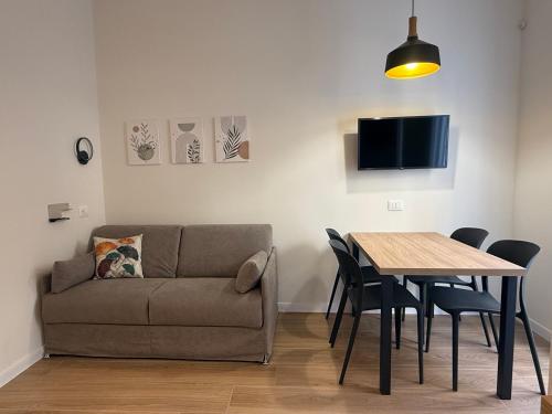 a living room with a couch and a table at Appartamento San Marco in Reggio Calabria