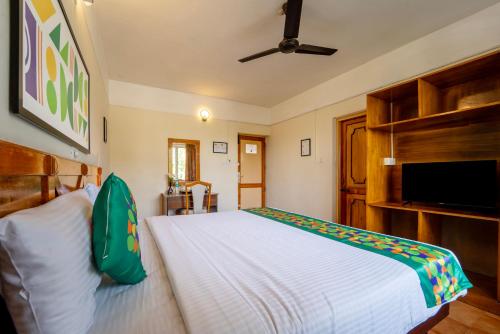 Ein Bett oder Betten in einem Zimmer der Unterkunft Treebo Classic Highway Side