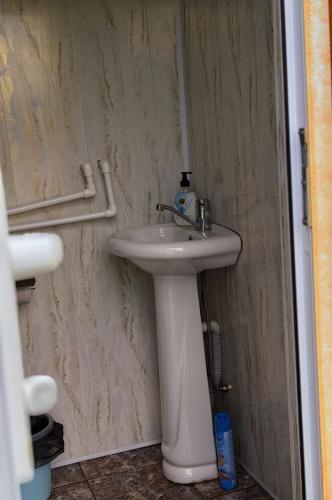 a bathroom with a white sink in a room at Alereks Mountain Camping in Dsegh