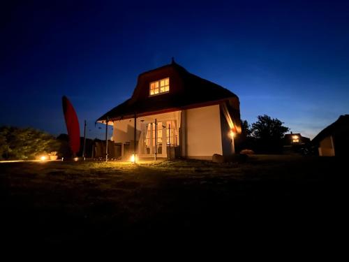 ツィノヴィッツにあるKrügers Auszeitの夜の屋根のある小さな白い建物