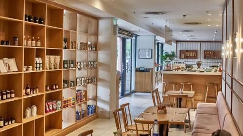 una sala da pranzo con un tavolo e uno scaffale di Executive Hotel Apartment at Oynx a Città del Capo