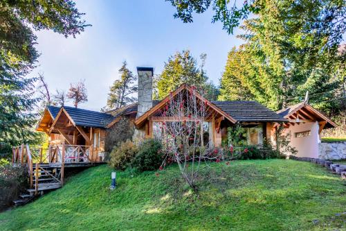 a log home with a large yard in front of it at BOG La Florcita - Casa en Puerto Manzano rodeada de bosque in Villa La Angostura