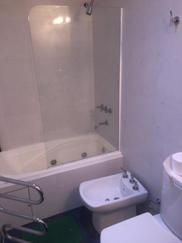a bathroom with a tub and a toilet and a sink at EL GAVION a 150 m de playa in Mar Azul
