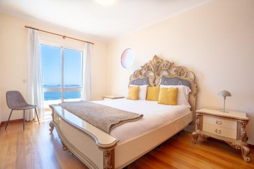 Giường trong phòng chung tại BravaSol by LovelyStay