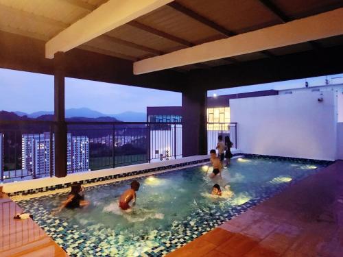 Bazén v ubytování Ipoh town horizon 3br 6pax nebo v jeho okolí
