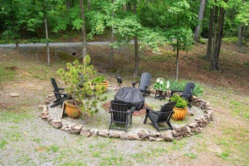 Κήπος έξω από το Cozy Chalet w Hot Tub Loft Fire Pit & Grill