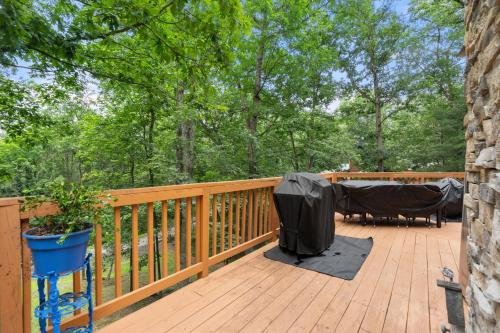 Μπαλκόνι ή βεράντα στο Cozy Chalet w Hot Tub Loft Fire Pit & Grill