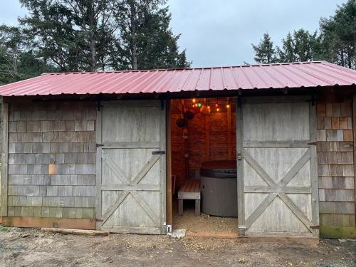 Φωτογραφία από το άλμπουμ του Private pet friendly beach house, steps to beach σε Cloverdale