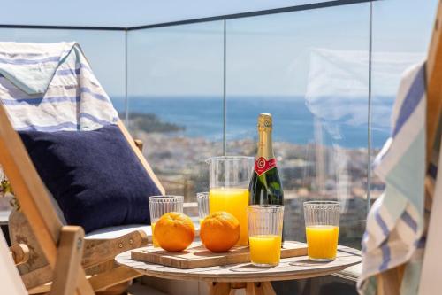 Nápoje v ubytování Exquisite Penthouse with Panoramic Sea view RDR475