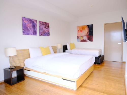 Ένα ή περισσότερα κρεβάτια σε δωμάτιο στο Gallery Serviced Apartments
