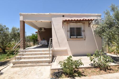 a small white house with stairs and a window at Villa Meli in Sozopoli