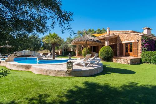 ein Haus mit einem Swimmingpool im Hof in der Unterkunft Can Revell - Villa en el paraíso in Sant Llorenç des Cardassar