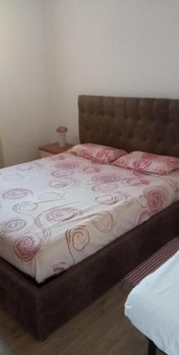 a bed with a pink and white blanket on it at Camera matrimoniale con bagno in Castellana Grotte