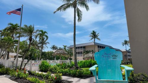 a blue sign in front of a resort at Sanibel Siesta on the Beach in Sanibel