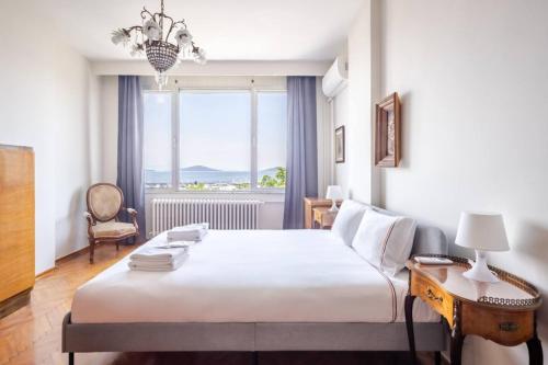 En eller flere senge i et værelse på Spacious 4BR Home - Stunning Bosphorus Views! #390