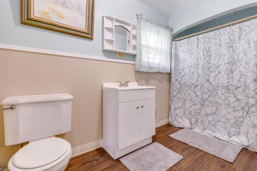 Un baño con inodoro, lavabo y ducha. en Chucker Chalet - Hunters Haven in Houtzdale!, en Houtzdale