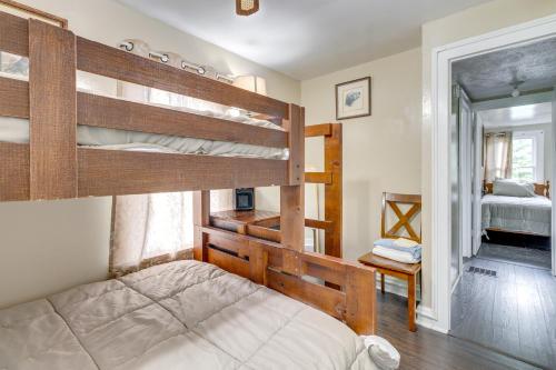 Un dormitorio con dos literas en una habitación. en Chucker Chalet - Hunters Haven in Houtzdale!, en Houtzdale