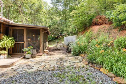 Un jardín fuera de Screened Porch, Deck and Mtn Views Andrews Retreat!
