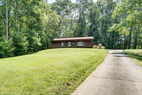 Un jardín fuera de Screened Porch, Deck and Mtn Views Andrews Retreat!